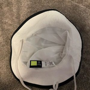 Nike Elegance: Black & White Boonie Bucket Hat – Unleash Your Style!